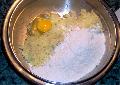 Összekeverem a sóval, a tojással és a liszttel.