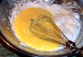 A tojásfehérjét felverem, a sárgájából a pudingporral együtt krémet főzök.