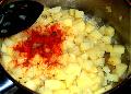 Átforgatom rajta a krumplit, sózom, borsozom és kevés víz hozzáadásával puhára párolom.