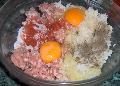 A darált húshoz adom a tojást, a rizst, a hagymát és a fűszereket...