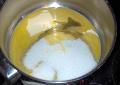 A tszthoz egy lbasban elkeverem a margarint, a mzet, a cukrot s elkezdem melegteni...