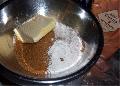 Egy ednybe teszem a barna cukrot, a lisztet, a margarint s a fahjat...