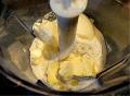 A tszthoz a lisztben elkeverem a stport, a margarint elmorzsolom benne ( legjobb egy duplakses aprtban)...