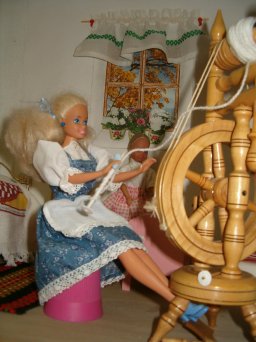 Barbie a kerekes guzsalyon (rokkn) kszti a fonalat