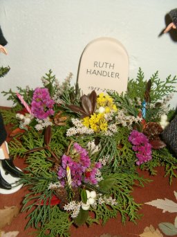 Ruth Handler -nek (1817-2002.) [a barbie babk kitalljnak] lltott emlk