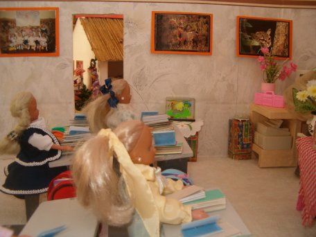 A tanteremben  -  gyerekek a padokban, a falon kpek s az osztlykp