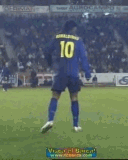 Ronaldinho egy laza mozdulattal kirgja a labdt