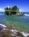 Bali, Tanah lot vizi templom. szenthely mr nem ltogathat csak a helyiek a szertartsokon. Ha dagly van, akkor vizben ll a templom.