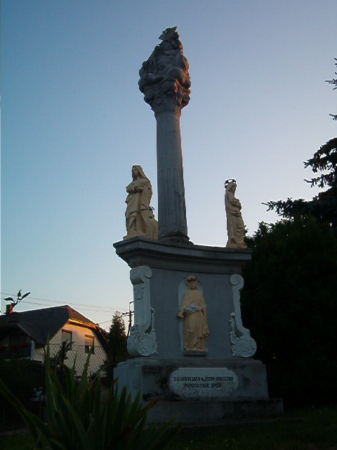 Szenthromsg szobor