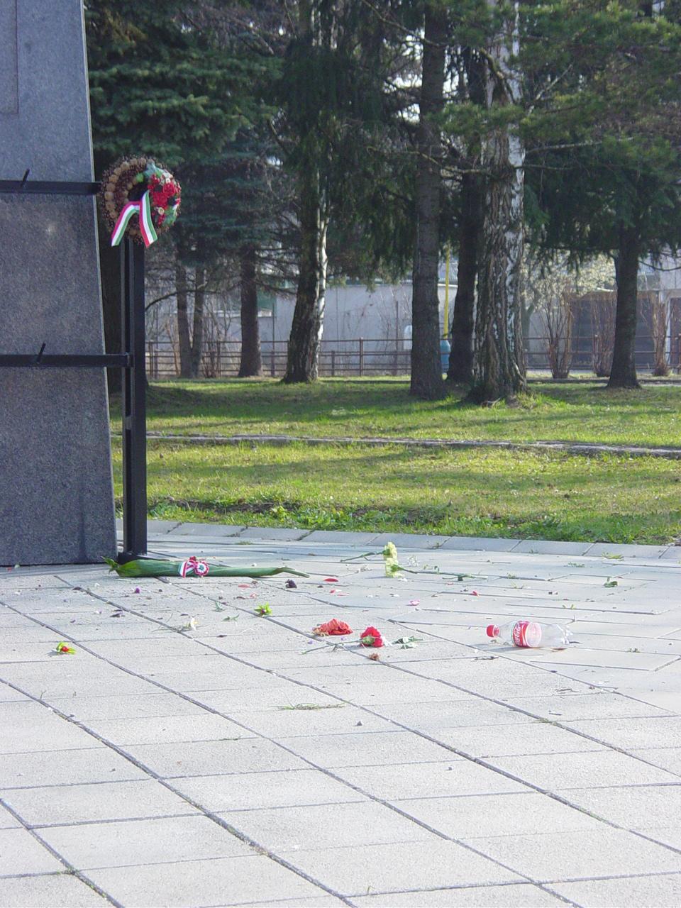 A Kossuth szobor meggyalzsa Rozsnyn 2007.mrcius 15-e utn