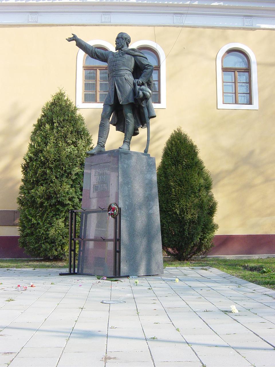A Kossuth szobor meggyalzsa Rozsnyn 2007.mrcius 15-e utn