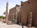A Luxori templom bejrata, melyet II.Ramszesz emeltetett, az obelszk prja Prizsban a Palace de la Concorde tren lett fellltva, miutn Mohamed Ali IV. Lajos kirlynak ajndkozta, cserben kapott egy rosz torony rt, ami akkor sem mkdt s most sem