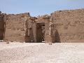 III.Ramszesz templomnak bejrata a nyitott csarnokbl, ktoldalt a fra szobrai lthatk